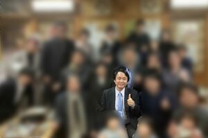 1月中旬、十数名が集まる“ノーマスク”懇親会に参加する谷本誠一市議(本人SNSより、一部加工)