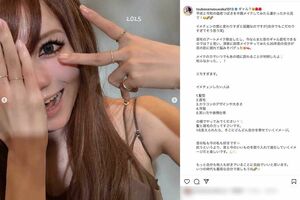 顔の半分を「平成メイク」に仕上げた写真をアップした益若つばさ（本人のインスタグラムより）