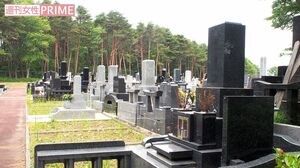 A子さんが修行していたとされる墓地。近くの沼から吹く風で6月でも肌寒い