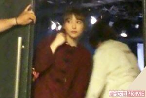 お気に入りのチャイナパーカー姿で夫を静かに見守り、終演後は劇団員と談笑していた