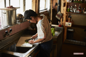 率先して昼食の準備を手伝う和楽。廣川家の子どもは皆、料理やお菓子作りが得意※撮影／いとうしゅんすけ