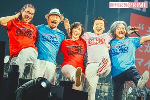 『横浜アリーナ』ライブを成功させた左からパーカッションの野沢、ベース関口、キーボード原、ボーカル桑田、ドラム松田