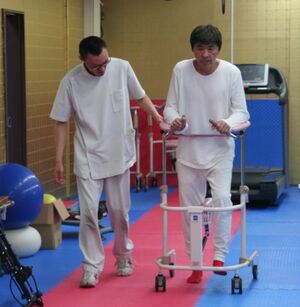 『フリーウォーキングメディカル』でリハビリ中の姿。「痛い!」「もう嫌だ!」と叫ぶときもあったという(大明龍八総院長提供)
