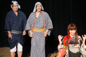 舞台には芸能レポーターの石川敏男氏(左)も出演