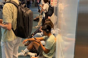 羽田空港で地面に座り込んでいる外国人たちの写真を投稿したスリムクラブの真栄田賢(本人のXより、画像は一部編集部で加工)