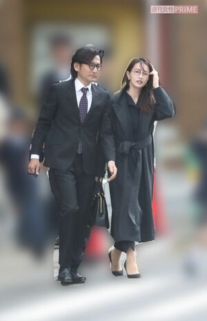 2018年4月、長女の入学式に出席した長谷川京子と新藤晴一