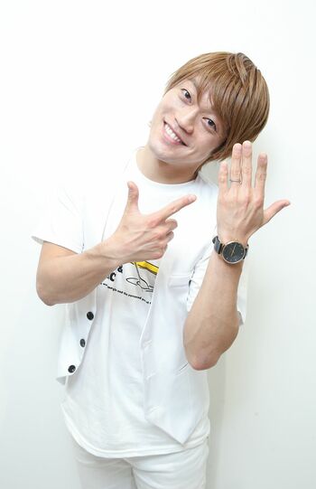 結婚指輪を見せる山崎夕貴アナの夫・おばたのお兄さん　