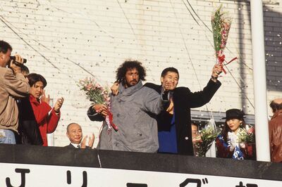 ヴェルディ川崎Jリーグ優勝パレード三浦知良と肩組み（1994年1月）