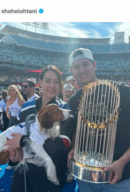2024年の優勝パレードに真美子さんとデコピンと参加した大谷翔平(大谷翔平のインスタグラムより)