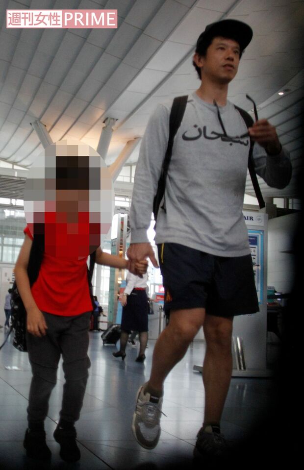 息子と手を繋ぐ庄司智春