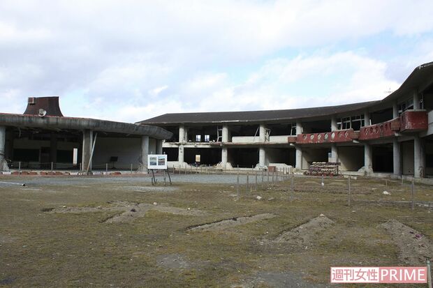 今でも多くの人が大川小を訪れ手を合わせている