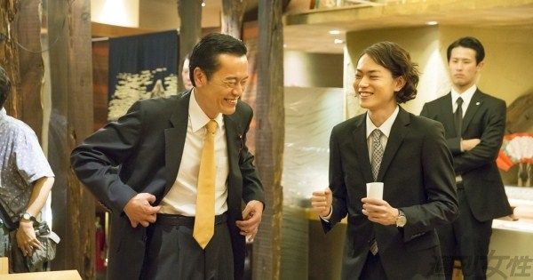  撮影現場に潜入。ともに主演を務める菅田将暉と和気あいあい。楽しそう