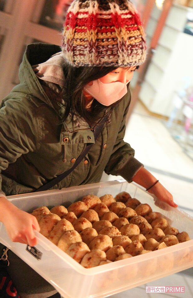 13日の夜、避難所で配られたのはおにぎり1つ、ヤクルト1つ、ひと家族で漬物1袋（仙台市の避難所、2011年3月13日）