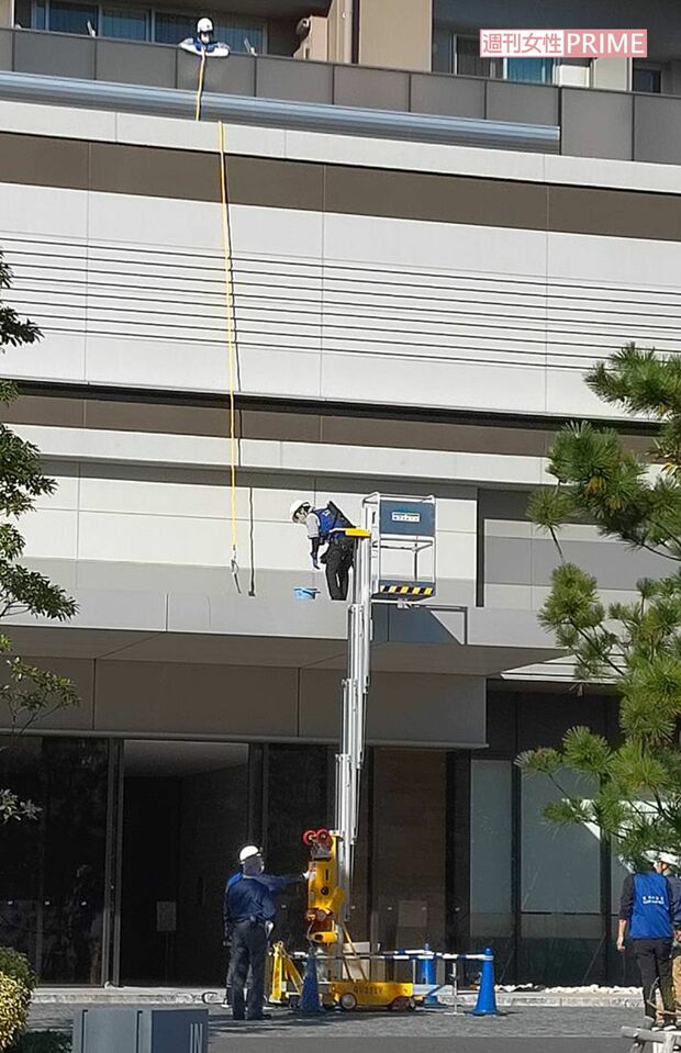 事故の翌日、清掃作業が始まった