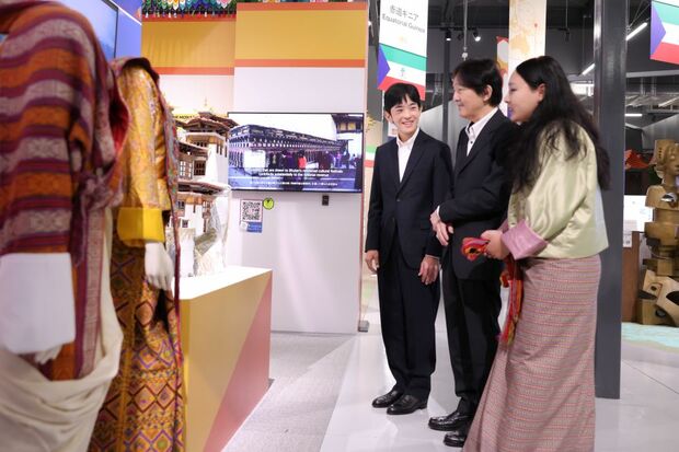 ブータンの展示では、笑顔でスタッフと話す場面も(9月25日)