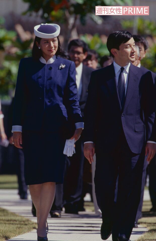 本土復帰から25年の節目の年、両陛下（当時皇太子ご夫妻）そろって沖縄を訪問し、戦争犠牲者に祈りを捧げられた（'97年7月）