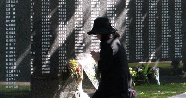 記念碑『平和の礎』には沖縄戦没者全員の氏名が刻まれている（『沖縄 うりずんの雨』より）