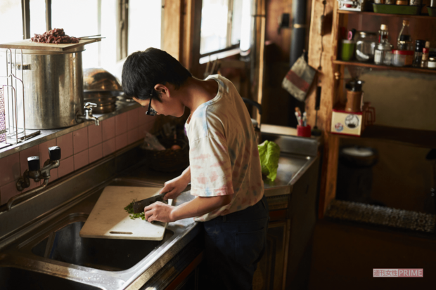 率先して昼食の準備を手伝う和楽。廣川家の子どもは皆、料理やお菓子作りが得意※撮影/いとうしゅんすけ