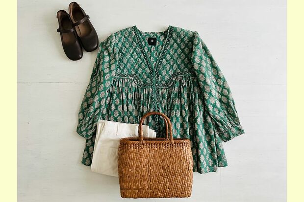 美容室帰りに出合ってしまったブラウス。「これに予算が回ってしまったのでコートは来年に持ち越しです」　写真／小暮涼子さん本人