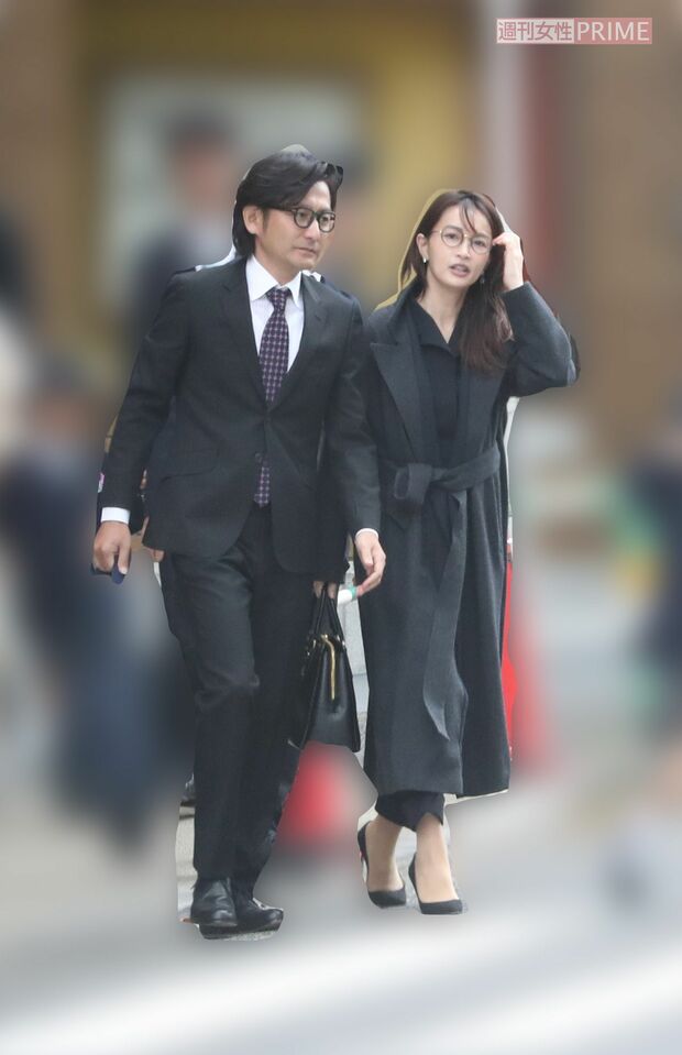 2018年4月、長女の入学式に出席した長谷川京子と新藤晴一
