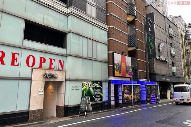 ホストクラブの目と鼻の先には、あまたのラブホテルが
