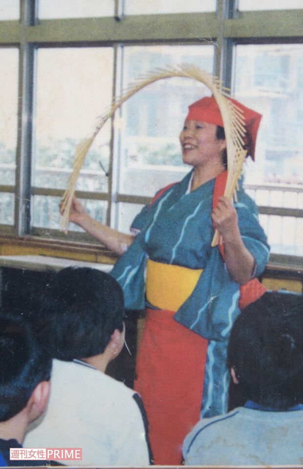 小学校のPTA主催の行事『子どもを癒す会』では南京玉すだれを披露して子どもたちを笑わせ、人気者に