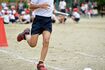 両腕をバランスよく振れていない子はまっすぐ走れない。脇が開いていないかも確認を