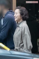 撮影を終えてラーメン店から出てくる鈴木京香