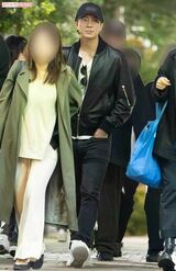 焼き鳥店を後にし、最寄り駅まで5分ほどの道を歩く山下智久。気がつく通行人はいなかった