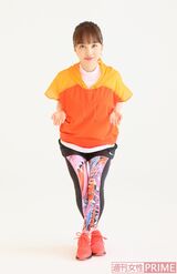 お腹は引っ込めたまま（＝ドローインという状態）息を吐き、下半身を、イスに座るように下げてスクワット。同時に、肩甲骨を寄せて、ひじをまっすぐ後ろに引く。このとき、手首を回して、手のひらを上に向ける。