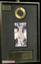 アラフォー世代には懐かしい8cmシングルに歴史を感じる　撮影／近藤陽介