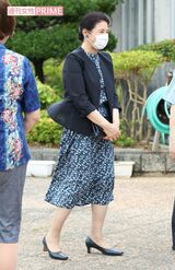 ボタニカル柄のかりゆしワンピースにネイビーのジャケットを合わせてきちんと感を。「イヤリングもパールではなく、ネイビーのフラワーモチーフのイヤリングを合わせて素敵だと思います」（日置さん） 沖縄ご訪問美ら島おきなわ文化祭2022（10月23日）