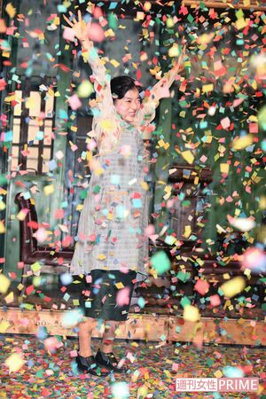 芳根京子の姿を隠すほどの紙吹雪の量は、NHK大阪放送局でのセレモニーの中で最大級。作中、大阪万博のシーン（3月2日放送）で使われた紙吹雪と同じ会社に依頼したものだそう　撮影／坂本利幸