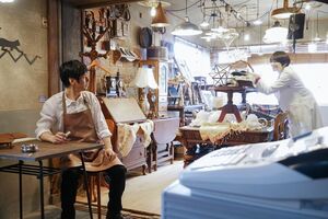 秀亮の幼なじみで獣医師の美咲も、猫たちの新しい飼い主探しに協力　(c)NHK