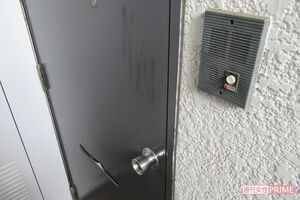 容疑者夫婦が暮らしていたマンションの玄関先はひっそりとして
