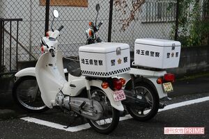 事件現場で捜査をする捜査員