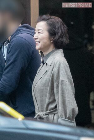 撮影を終えてラーメン店から出てくる鈴木京香