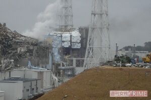 噴煙が上がる福島第一原発。2011年3月12日の1号機を初めに、14日には3号機、15日には4号機で爆発が相次ぎ、メルトダウンも起こした
