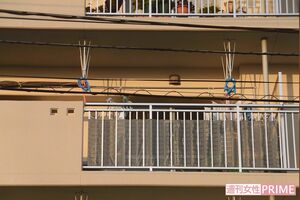 仲子容疑者の自宅ベランダには洗濯物が干されたまま