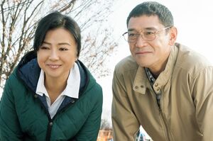 麻衣の両親を演じたのは薬師丸ひろ子と杉本哲太。尚志のことを思うがゆえに「もう麻衣のことは忘れてほしい」と伝える (c)2017 映画「8年越しの花嫁」製作委員会