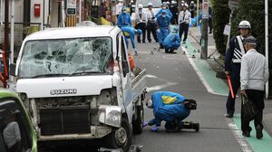 事故の検証をする捜査員。児童は電柱の辺りにいた