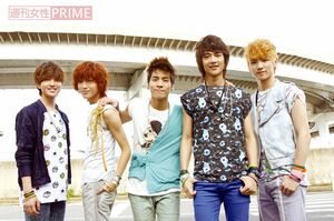 自殺したSHINeeのジョンヒョンさん（中央）