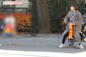 12月25日、自宅近所の公園に娘を連れて現れて遊具に乗る篠田麻里子