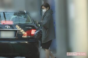 '22年12月下旬、自宅前に停車した黒塗りの「クラウン」に慣れた様子で乗り込んだ生稲