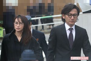 長谷川京子が校門前で知り合いのママ友を見つけた際には満面の笑みで手をふるなど終始、笑顔の様子だったという（'18年4月）