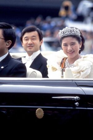 直前まで降っていた雨もあがり、ご成婚パレードでお手振りをするご夫妻('93年6月)
