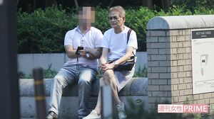 観念したように記者を座らせ、30分のインタビューに応じた（’11年）