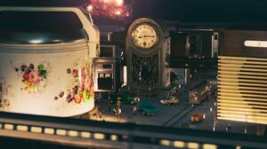 街の背景が夜になると、空には打ち上げ花火が。(c)NHK