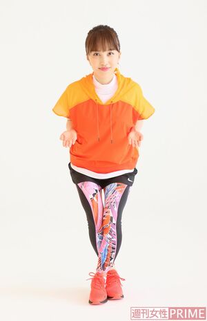 《1》イスに座るようにスクワット。同時に、肩甲骨を寄せて、ひじをまっすぐ後ろに。このとき、手首を回して、手のひらを上に向ける。