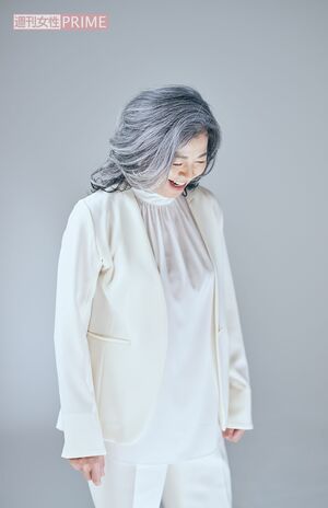 撮影を楽しんでいる石田えり(撮影/廣瀬靖士)